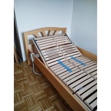 Postel masivní s...